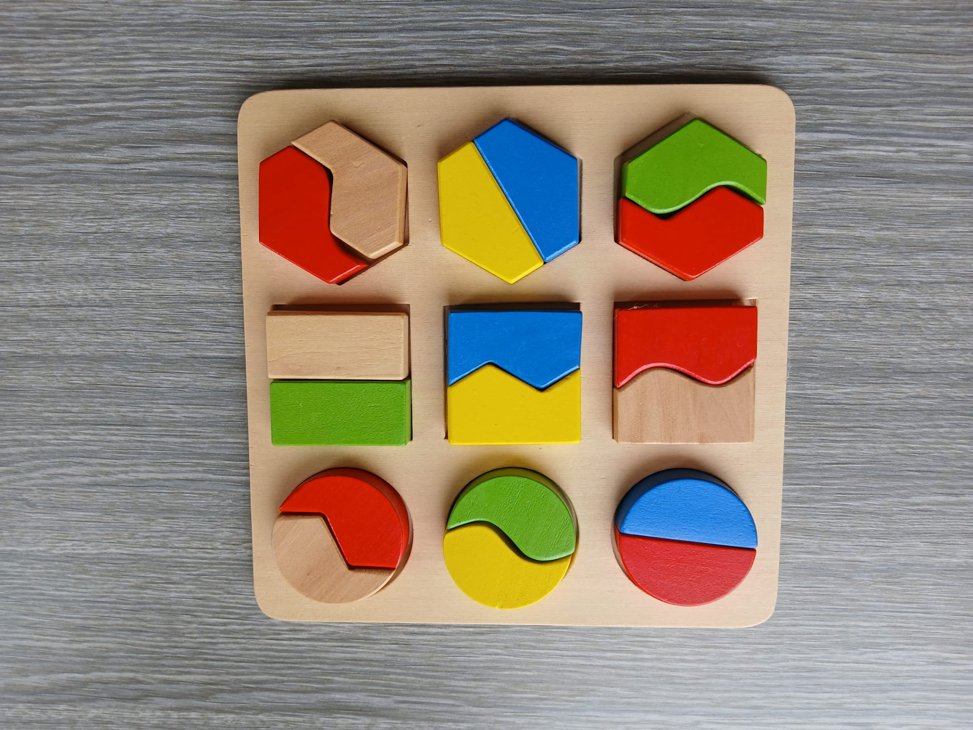 Dřevěná montessori vkládačka s barevnými tvary